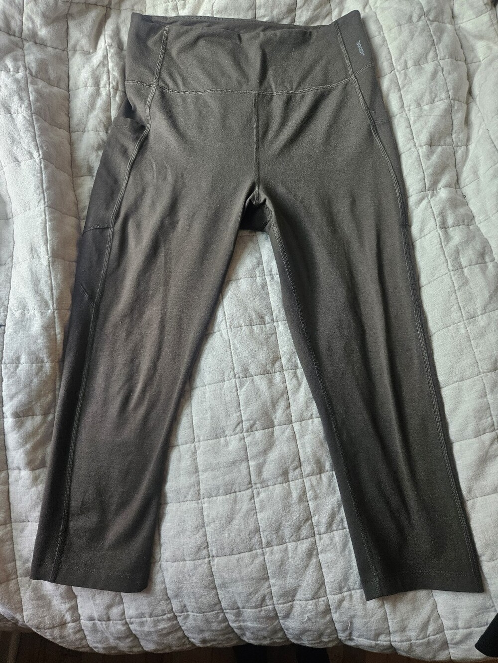 BOODY cropped bamboo leggings w/ pockets- olive green, women's size medium